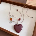 Détail du collier pendentif cœur avec perles en bois et fleur argentée sur cordon. - Argent-Café-Cœur