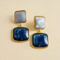 Detailaufnahme von blauen Vintage-Resin-Ohrringen mit Marmormuster im Goldrahmen - Blau