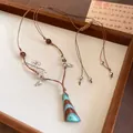 Vue détaillée d'un collier à deux rangs de style chinois moderne avec pendentif marbré. - Bleu-Marron