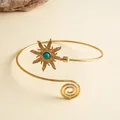 Gedetailleerd overzicht van een vintage gouden armband met zonnebloem en turkooissteen - Armband-Goud