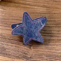 Vista detallada de una pinza para el cabello tipo estrella con textura denim y borde rosa. - Hair Clip - Blue Denim Pink Line