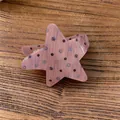 Imagen detallada de una pinza para el cabello de estrella rosa con patrón de puntos oscuros - Hair Clip - Pink Polka Dot