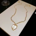 Close-up van vintage gouden ketting met een briljante hartvormige zirkoon hanger - Ketting - Goud - Wit