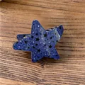 Primer plano de una pinza para el pelo con forma de estrella azul y patrón de denim - Hair Clip - Blue & Black Star