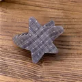 Detalle del patrón de cuadros grises y estrellas en una pinza para el pelo de estrella. - Pinza de Pelo - Cuadros Grises