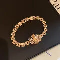 Elegante goudkleurige schakelarmband met een vintage kristallen sterrenbedel - Armband - Goud