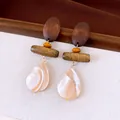 Dettaglio di orecchini etnici con legno e pendenti a goccia in conchiglia perlata - Stile Ciondolo a Goccia d'Acqua (HE35824) / Caffè