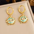 Gros plan de boucles d'oreilles œil protecteur soleil dorées en acier inoxydable. - Style Soleil Mauvais Œil (E6445) / Or