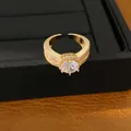 Nahaufnahme eines eleganten 18k vergoldeten Zirkonia-Rings auf Schmuckständer - Gold