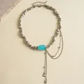 Detailopname van onregelmatige metalen kralen en maanster kwastjes van deze ketting - Onregelmatige Kralen Maan Kwastje Stijl / 51cm / Zilver