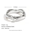 Vista dettagliata della trama martellata e delle dimensioni di un anello in acciaio inox. - Stile Ondata Martellata Geometrica (R4932) / Diametro Interno 21,0mm Larghezza 3,8mm / Argento