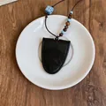 Detailopname van vintage lederen schildhanger met blauwe dobbelstenen en houten kralen - Geometrische Vierkante Kraal Stijl (Ketting 2)