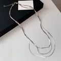 Elegante dreilagige silberne Schlangenkette mit minimalistischem Metallic-Finish - Silber