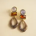 Detalle de pendientes colgantes geométricos vintage de acrílico con texturas de resina - Estilo Geométrico Hueco (HE35635) / Púrpura Grisáceo