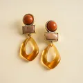 Primer plano de pendientes geométricos retro de acrílico con textura de mármol. - Estilo Geométrico Hueco (HE35635) / Marrón