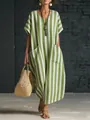 Detalle de un vestido largo suelto a rayas verdes y blancas con cuello en V y bolsillos - S / Verde matcha