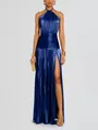 Nahaufnahme der metallisch blauen Faltenstruktur und des hohen Schlitzes am Neckholderkleid - XS / Kleid (8155) / Dunkelblau