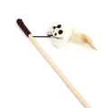 Dettaglio della bacchetta per gatti in legno con campanello, peluche e piuma naturale. - Testa Triangolare / Bacchetta in Legno
