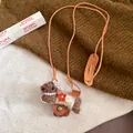 Collier pendentif chien floqué fait main avec cordon en cuir et fleur. - Style de base / Marron