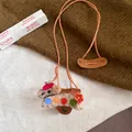 Vue détaillée d'un mignon collier de chien floqué avec des points en peluche colorés - Multicolore / Marron