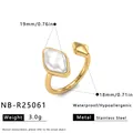 Detail eines 18k vergoldeten Edelstahlrings mit rautenförmiger Perleneinlage. - NB-R25061