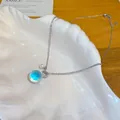 Minimalistische Silberhalskette mit schillerndem blauen Harzanhänger und kleiner weißer Perle - Runde Kugel-Halskette (Silber/Blau) / Silber