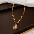 Detailansicht einer edlen vergoldeten Halskette mit einem Emaille-Blumenanhänger und Zirkonia - Halskette (7# Rot) / Gold