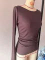 Bruine geribde top met lange mouwen, boothals, slim fit pasvorm en rimpeldetails. - S / Tops / koffiekleur