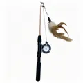 Giocattolo interattivo per gatti a canna da pesca con piume marroni e vero mulinello - Stile Canna da Pesca con Piume / Multicolore