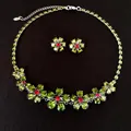 Conjunto de joyas retro con flores de circón verde peridoto y rojo rubí, collar y pendientes - Flor Verde (Conjunto de 2 Piezas) / Plateado