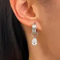 Gros plan d'une boucle d'oreille en argent avec un zircon en forme de larme - Bague d'Oreille Rainurée Zirconia Goutte d'Eau (X008)