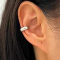Manchette d'oreille minimaliste argentée portée sur le cartilage supérieur de l'oreille. - Bague d'Oreille Arc Épais Minimaliste (3560)