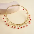Detailansicht einer goldenen Vintage-Halskette mit roten Glasperlen und Fransenspitze - Goldenes Halsband / Rot