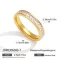 Anello eternity premium in acciaio dorato con zirconi e misure dettagliate del prodotto. - Anello con Pietre Quadrate a Canale (JDR0306086-7)