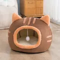 Gemütliches braunes katzenförmiges halbabgeschlossenes Haustierbett mit Plüschball - 35x35x30cm / Braun / S