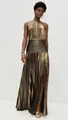 Elegantes goldfarbenes plissiertes Neckholder-Maxikleid mit hohem Schlitz und offenem Rücken - XS / Kleid (8155) / Altgold
