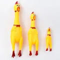 Nahaufnahme von drei verschiedenen Größen gelber quietschender Hähnchen-Hundespielzeuge - Mittlere Größe Mit Verpackung (Ca. 30cm) / Gelbes Schreiendes Huhn