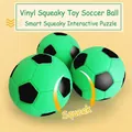 Primer plano de tres balones de fútbol de vinilo verde con sonido para perros y gatos - 6.5cm / Verde