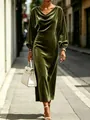Detalle de un vestido de terciopelo verde oliva con cuello drapeado y textura de tela suave. - Verde Militar