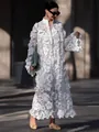 Vue détaillée de la dentelle florale 3D blanche et des motifs évidés sur la robe maxi - S / Robes / Blanc