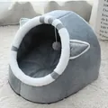 Gemütliche graue Katzenhöhle in Katzenform mit weißem Rand auf flauschigem Teppich - Mittel: 40*37*32 / Graue Britisch Kurzhaar Katze