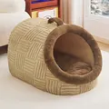 Maison fermée douillette pour petits chiens et chats en vert clair avec bordure en peluche brune - S / Café Chaud
