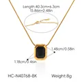 Vista dettagliata della collana in acciaio inossidabile dorato con pendente nero - Collana con Pendente Quadrato (HC-N40768-BK) / Nero
