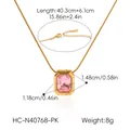 Vista dettagliata della collana in acciaio dorato con dimensioni della pietra rosa - Collana con Pendente Quadrato (HC-N40768-PK) / Rosa