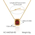 Dettaglio di una collana in acciaio inossidabile dorato con pendente rettangolare rosso - Collana con Pendente Quadrato (HC-N40768-RD) / Rosso