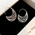 Dettaglio orecchini vintage in argento traforati con elegante trama a microsfere - Stile Gancio per Orecchio / Argento