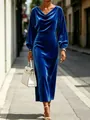 Detalle de vestido largo de terciopelo azul con mangas de farol y elegante escote de capucha - S / Vestidos / Azul