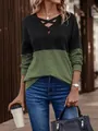 Detailopname van een dames top met V-hals, kleurblokken en patchwork lange mouwen - S / Tops / Zwart en Groen