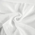 Detalle macro de tela modal blanca con textura suave y costura doble de precisión - S / Tops / Blanco