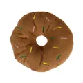 Detailansicht eines braunen Plüsch-Donut-Quietschspielzeugs für Hunde mit Stickerei - Braun